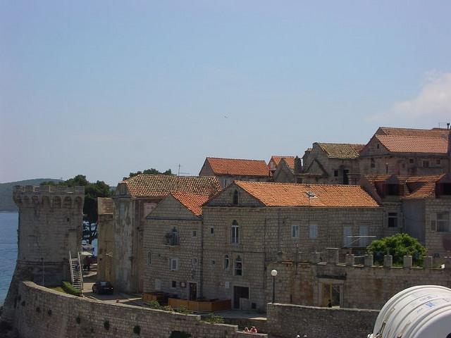 Korcula óvárosát egy XIV. században kőből épült vastag védőfal és tornyok veszik körül.